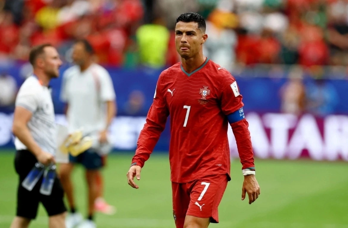 Cầu thủ CHDC Congo thừa nhận không kèm Ronaldo: Cơ hội vàng cho fan cược thể thao NEW88 - hình ảnh - new88com.vip Cầu thủ CHDC Congo thừa nhận không kèm Ronaldo: Cơ hội vàng cho fan cược thể thao NEW88 - hình ảnh - new88com.vip